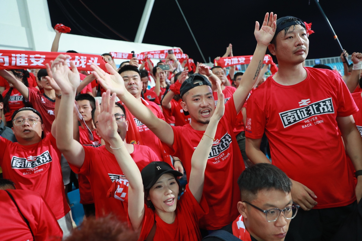 球场上火热角逐凝聚着广大球迷共同期待